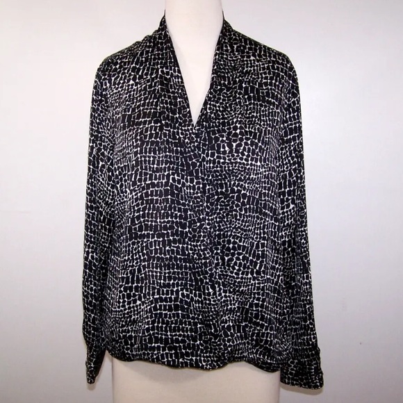 🌸3/$25 Apt. 9 Crossover Faux Wrap Snakeskin Print Black & White Blouse, Sz XL - Picture 1 of 15